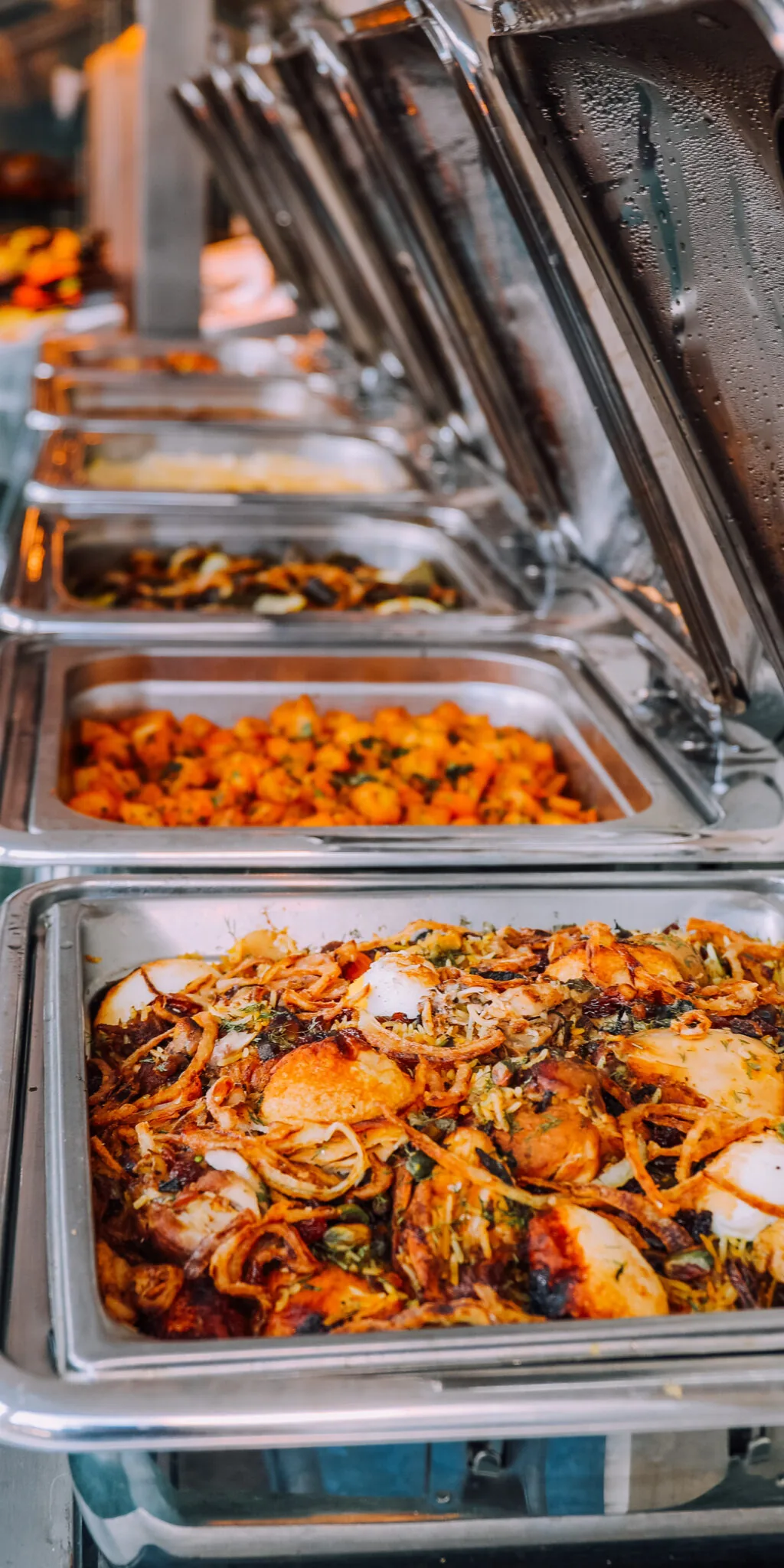 Teplé jedlá pripravené v gastronádobách na výdaj